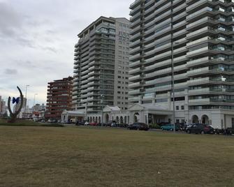 Lindo apartamento a una cuadra de la Playa Brava. - Punta del Este - Edificio