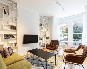 Charming Two-Bedroom Flat in West Hampstead - London - Living room