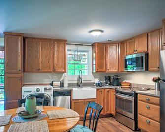 The Barn at Maple Hill | Cozy Mountain Retreat - Marion - Cuisine