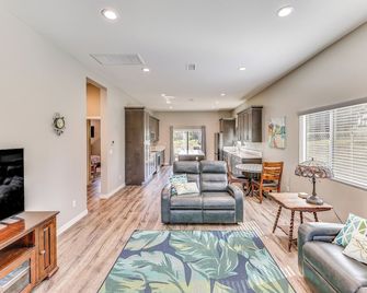 Peaceful Riverside Home w/ Patio, 7 Mi to Downtown - Riverside - Living room