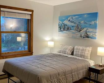 Mountain view 4 BR w/ two decks, fenced backyard, and wood-burning fireplace - Jackson - Camera da letto