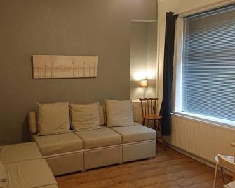 Llewellyn House - Trealaw - Living room