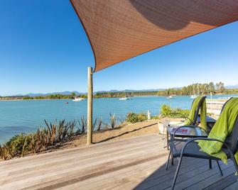 No1, Water front relaxation - Mapua - Innenhof