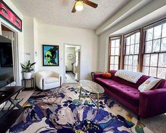 Spacious 2-Bedroom Suite Downtown Colorado Springs - Colorado Springs - Living room