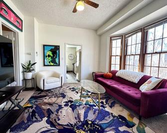 Spacious 2-Bedroom Suite Downtown Colorado Springs - Colorado Springs