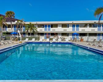 Motel 6 Cocoa Beach, FL - קוקואה ביץ' - בריכה