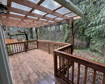 Surrounded by big trees green space, 2 minutes from town center, all amenities. - Shelton
