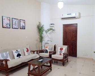 Rr Haus Candolim, 2bhk Apartment Near Hyatt Centric - Candolim - Living room