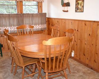 Lakeview Cabin #9 on Cisco Chain of Lakes - Watersmeet - Comedor