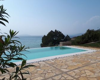 엘렉트라 비치프런트 빌라 - 크라니디 - 수영장