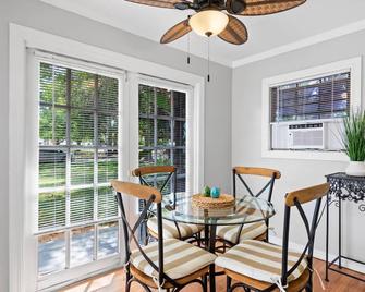 Dog friendly, fenced yard, 2 bedroom 2 bath minutes from the beach - Vero Beach - Dining room