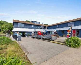 Waterfront Unit w/ Great River Views! Welcome to the Star Studio at Paddlewheel Properties! Located along the Kalamazoo River, Downtown Saugatuck! - Saugatuck - Bâtiment
