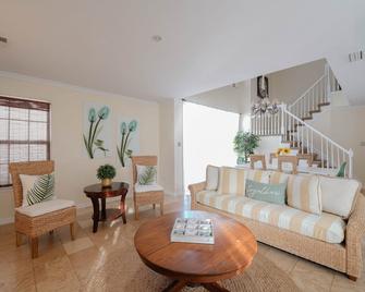 Convenient to all 7 cities - Chesapeake - Living room