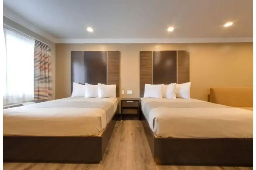 Eden Roc Inn & Suites