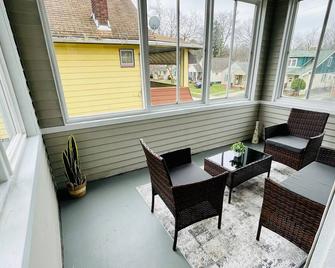 Sunroom Stargazer 2bedroom in West CLE - Cleveland - Balcony