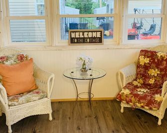 Lakeside Cottage w/ Private Beach and Sunset Views-Niagara - Youngstown - Living room