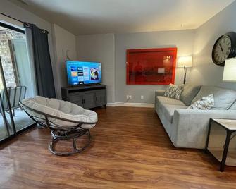 Next to Lake, Pool, 10 Acre Park, 1 Mile to Town, Best Prices - Chelan - Sala de estar
