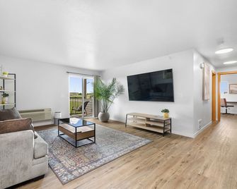 The Buffalo , Modern Minot Condo - Minot - Living room