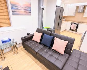 Spacious 2-bed apartment in central Kingston near Richmond Park - Kingston upon Thames - Living room