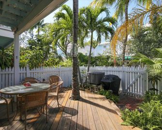 Key West Casa By Avantstay Communal Pool Bbq Patio Near Duval Street Week Long Stays Only - Cayo Hueso - Patio
