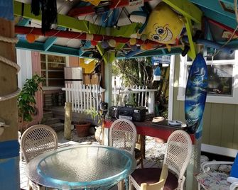 Historic Beach Cottage steps from beach. Pet friendly! Sleeps 5 - Clearwater - Patio