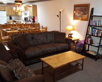 2BR Rustic Villa Retreat Next to Starved Rock State Park - Oglesby - Living room