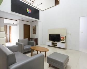 RedDoorz Plus near Cilandak Town Square 2 - Jakarta - Living room