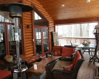 Enjoy a Winter get away at the Sunbreaker Log Retreat - Sylvan Lake - Living room