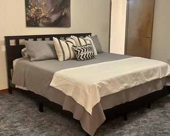 3BD house sleeps 8-10 Guests, Family Game Room. - Belleview - Habitación