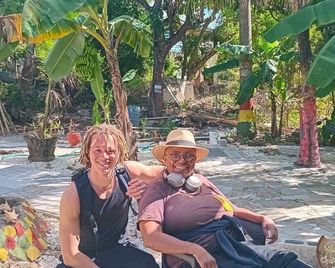 Inez Roots Hostel - Bahía Montego