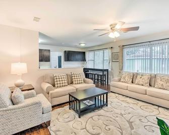 Bright Hinesville Home, 43 Mi to Savannah! - Hinesville - Huiskamer