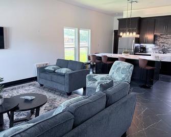 The Lazy Joey, Stylish New 3/2 Near Round Top, Lake Somerville & Aggie Game Day! - Somerville - Sala de estar