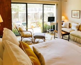 Cozy Studio in the Heart of Santa Barbara's Historic District - Santa Barbara