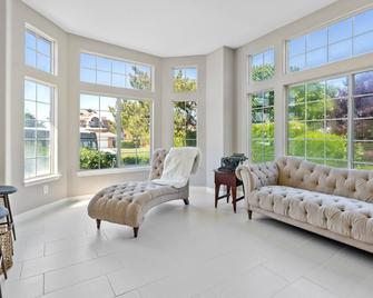 Stylish & Bright ~ Huge Backyard ~ King Beds ~ Pkg - Palmdale - Sala de estar