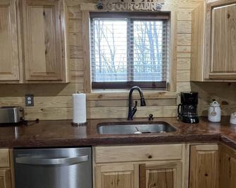 Country Cabin with Jacuzzi Tub Near Blue Springs Ranch - Bourbon - Küche