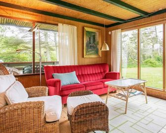 Seaside Holiday Home with Terrace near Limfjord - Vinderup - Huiskamer
