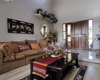 Tampus Staycation Rental Cebu - Thành phố Talisay - Phòng khách