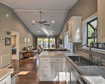 Pinehurst Gem on Golf Course & Putting Green! - Pinehurst - Kitchen