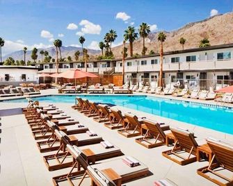 في بالم سبرينجز - بالم سبرينغس - حوض السباحة