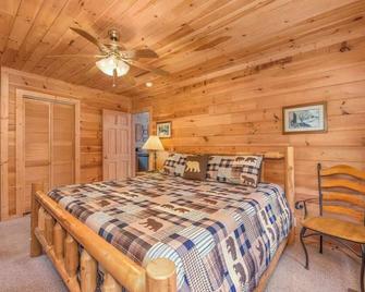 Gorgeous View. Hot Tub. Privacy. Fireplace. Pool & Fishing Access! - Sevierville - Bedroom