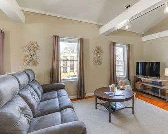 1 Block to Dtwn Seneca Falls: Apartment w/ Yard! - Seneca Falls - Huiskamer