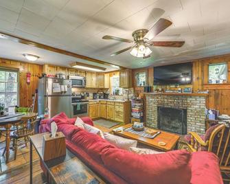 Pet-Friendly Creekside Cabin with Pool Access! - Maggie Valley - Stue