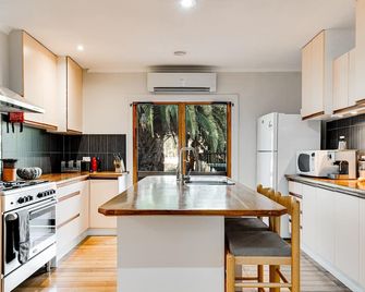 Goolwa River Retreat - Echuca - Kitchen