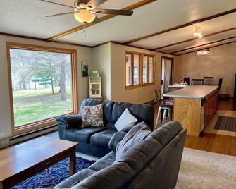 Log Sided Cabin on the Mississippi River w/ Lake Pokegama Access! - Cohasset - Sala de estar