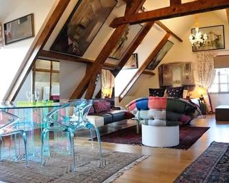 Besharat Gallery & Museum - Barbizon - Salon