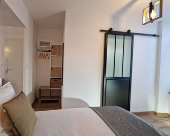 Studio moderne et calme au centre-ville avec parking sécurisé - Châteauroux - Bedroom