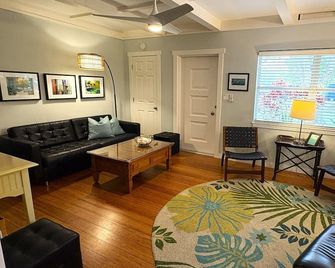 5 Star Quiet, Comfy Home, Pets Ok, Walk Dtwn, Trolley to Beach ,bike Legacy Trl - Sarasota - Living room