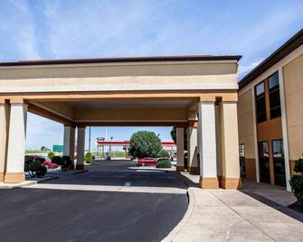 Quality Inn - Arcola - Building