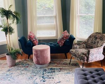 Serene Mansion Style Home in an Upscale Neighborhood close to Penn State - Houserville