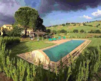 Country house with pool and garden - Loro Piceno - Piscina